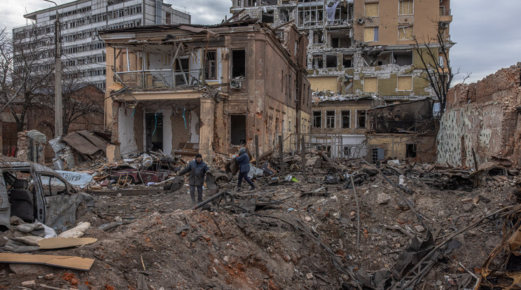 Önkéntesek takarítják a romokat egy orosz légitámadást követően Harkivban 2022. március 28-án. Vlagyimir Putyin orosz elnök február 24-én rendelte el katonai művelet végrehajtását Ukrajnában. / Fotó: MTI/EPA/Roman Pilipej