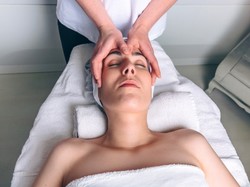 Nieprzypadkowa kombinacja technik, ruchów i chwytów. TO warto wiedzieć o masażu Kobido