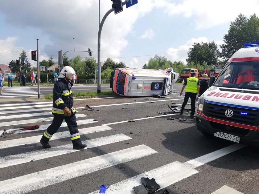 Auto zderzyło się z karetką