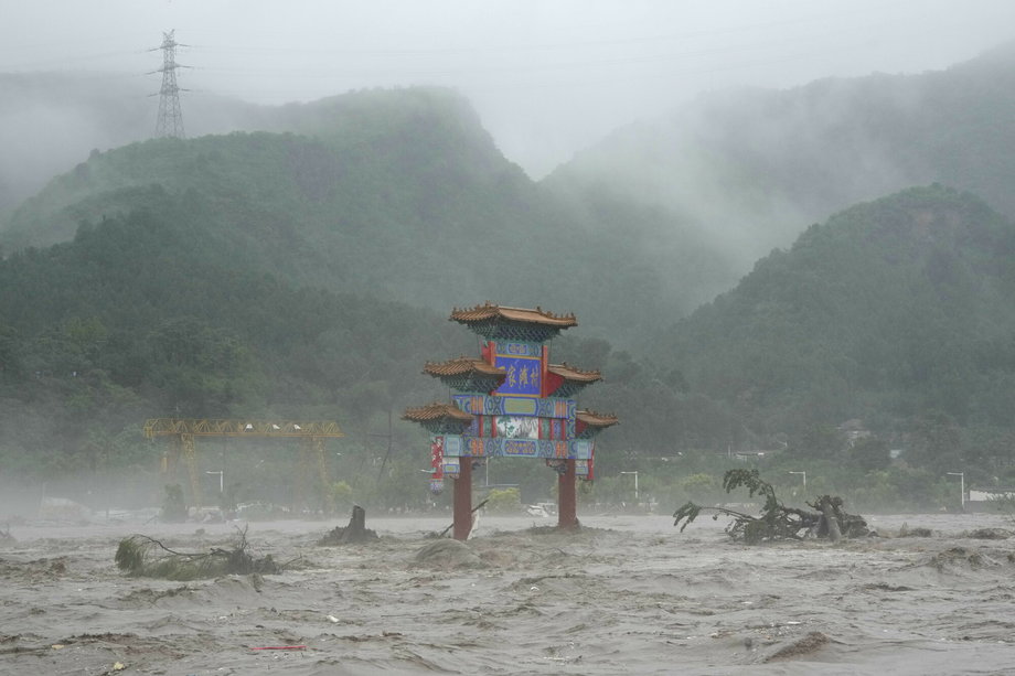 Tradycyjna brama zalewana przez wody powodziowe w rejonie Miaofengshan na obrzeżach Pekinu, wtorek, 1 sierpnia 2023 r.