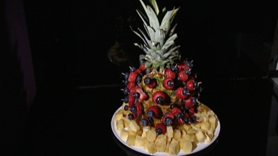 Deser: Fontanna czekolady z ananasem