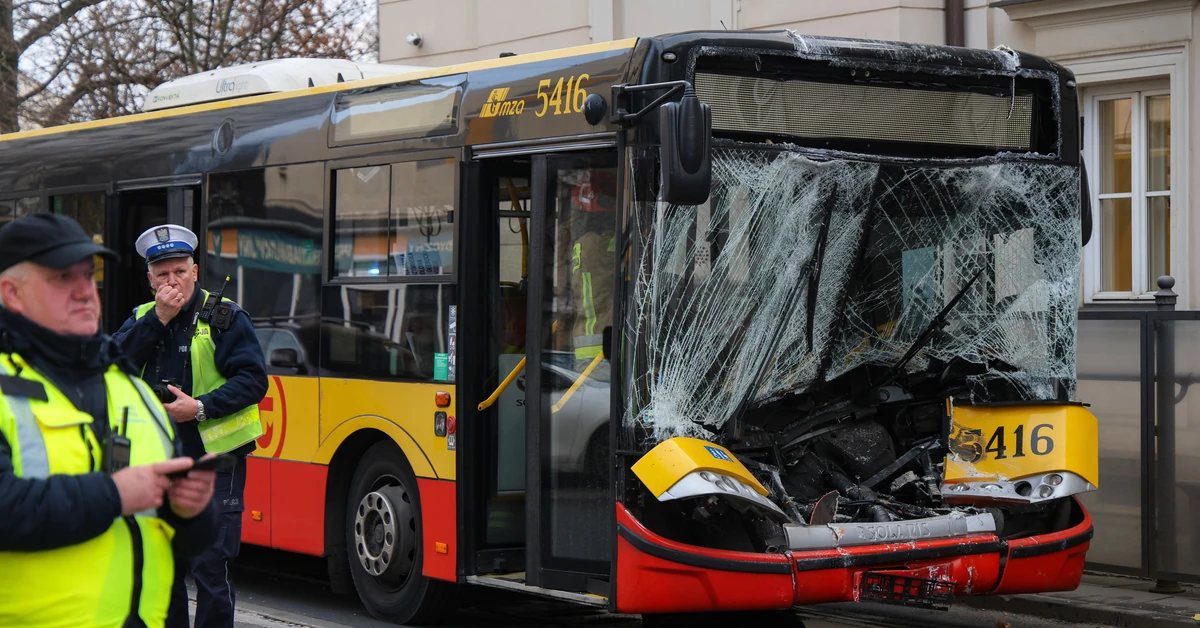 Poważny wypadek w Warszawie. Zderzyły się dwa tramwaje i autobus, 23 osoby ranne