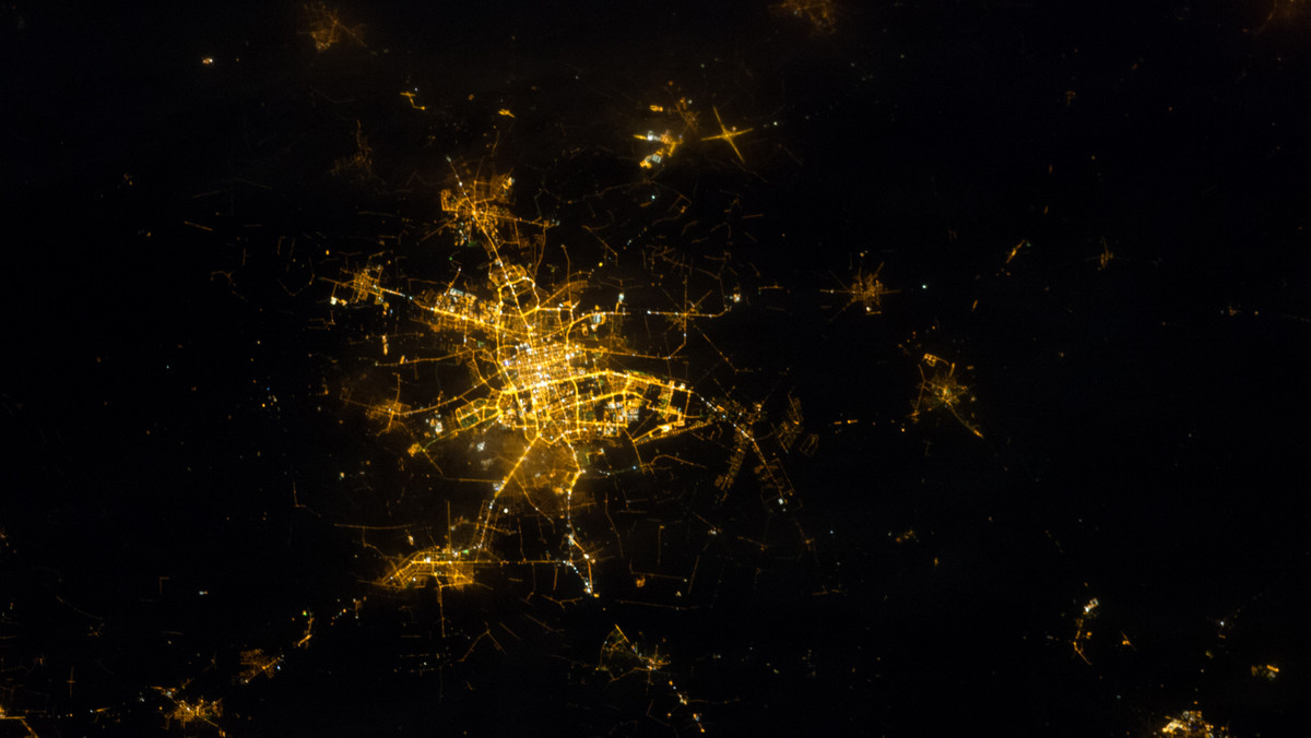 Europejska Agencja Kosmiczna opublikowała zdjęcie Łodzi, widzianej z Międzynarodowej Stacji Kosmicznej. W nocy trzecie największe miasto Polski wyraźnie kontrastuje z ciemnym otoczeniem.