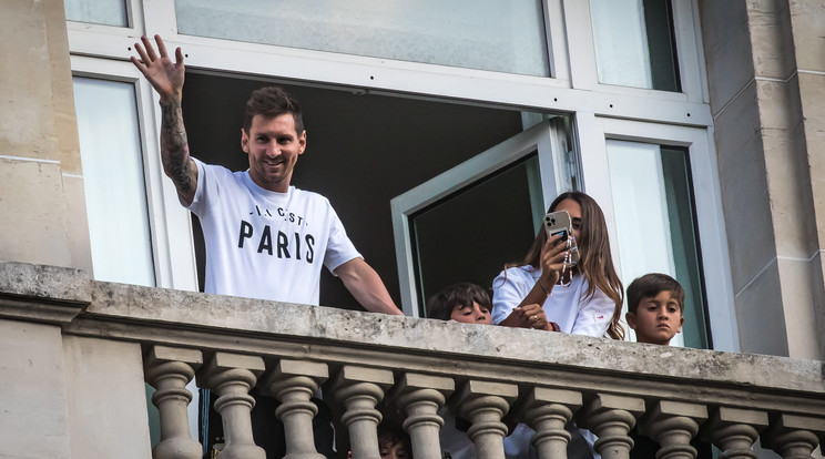 Lionel Messi, az FC Barcelona spanyol labdarúgóklub volt játékosa párizsi szállodájából integet 2021. augusztus 10-én. Messi a Paris Saint-Germain francia labdarúgóklubbal ír alá szerződést. A 34 éves Lionel Messi 21 év után hagyta el az FC Barcelonát, miután a barcelonai klubvezetés korábban bejelentette, hogy a spanyol szakszövetség pénzügyi fair play szabályai miatt nem tudják a hatszoros aranylabdás játékos szerződését meghosszabbítani.MTI/EPA/Christophe Petit Tesson