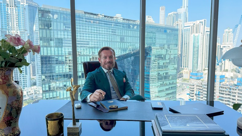 CEO Radomir Dawid Alejew w biurze znajdującym się w Dubaju