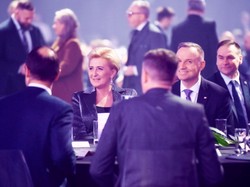 Karnawałowa elegancja. Błyszcząca Agata Duda na Noworocznym Spotkaniu Rodziny Olimpijskiej [FOTO]