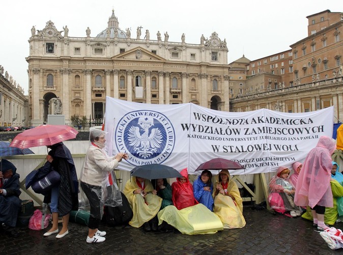 Nawet deszcz nie przeszkodził w oczekiwaniu