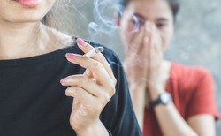 Palenie zwiększa ryzyko zakażenia koronawirusem i ciężki przebieg choroby