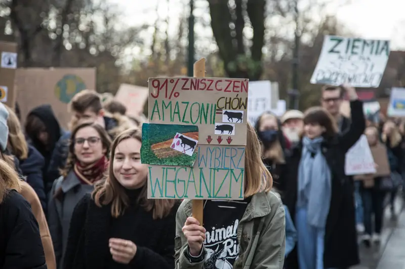 Wegańskie hasła na Młodzieżowym Strajku Klimatycznym