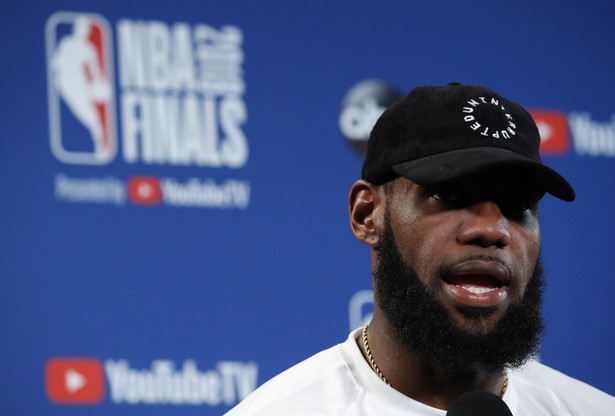 LeBron James koszykarzem Los Angeles Lakers. Za cztery lata gry zarobi 154 miliony dolarów