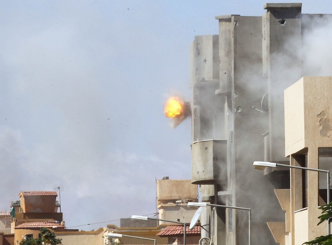 Pocisk uderza w jeden domów w Syrcie