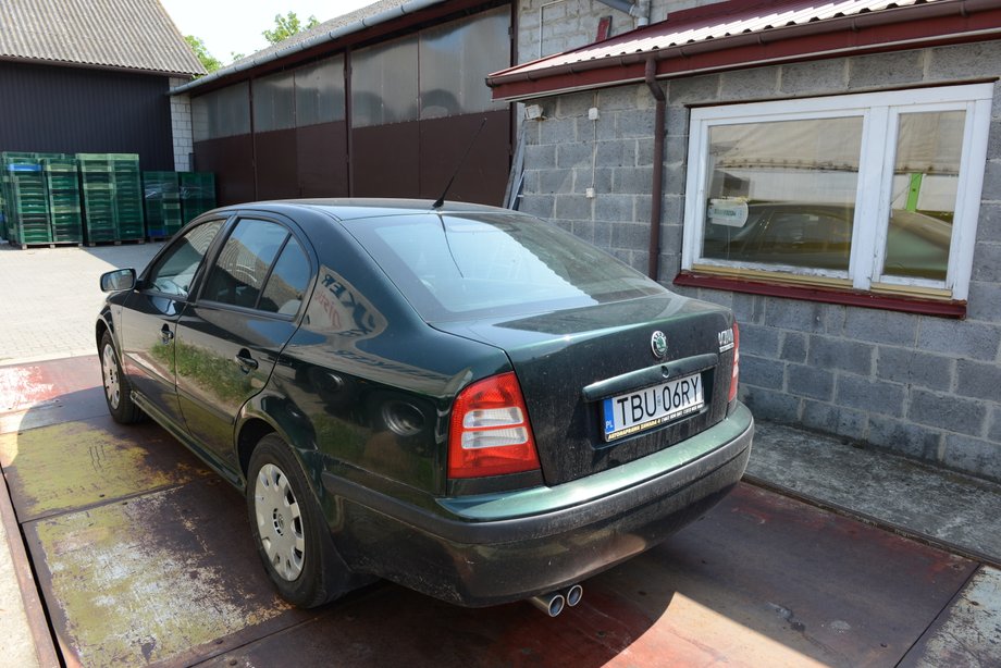 Skoda Octavia TDI, ta pierwszej generacji, waży zdecydowanie mniej niż Skoda Octavia iV, która ma na pokładzie ciężkie baterie. Ale różnica ta nie wpływa na osiągi, bo hybryda ma napęd o przeszło dwa razy większej mocy.