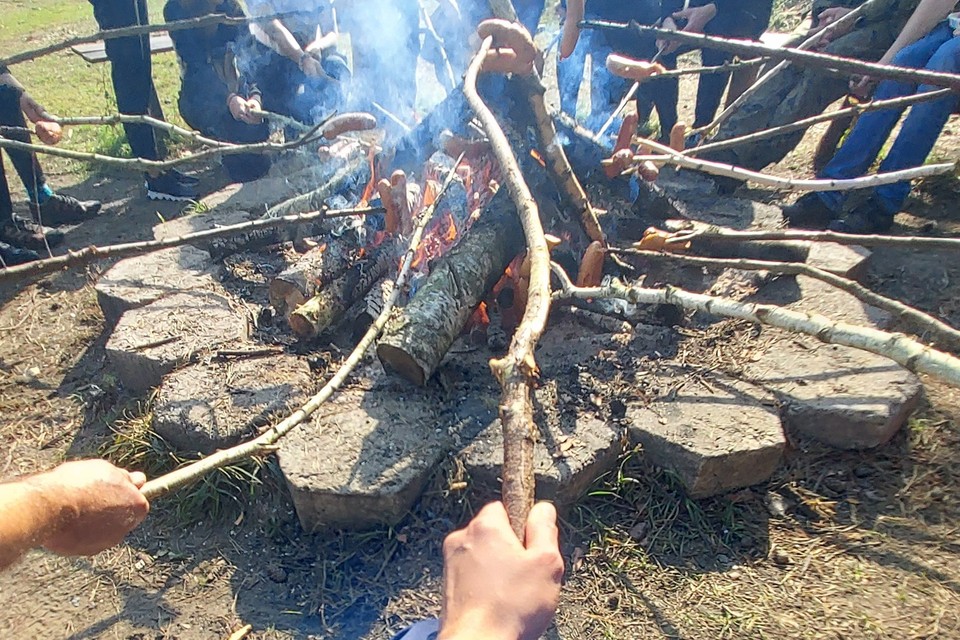 Kiełbaski od wojska można podpiec w ognisku