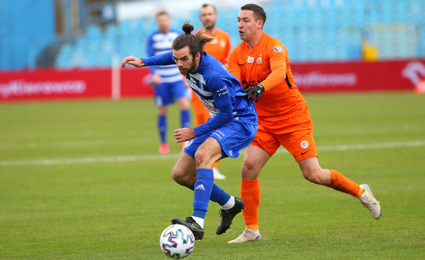 Zawodnik Wisły Płock Cillian Sheridan (L) i Jakub Tosik (P) z KGHM Zagłębia Lubin podczas meczu piłkarskiej Ekstraklasy