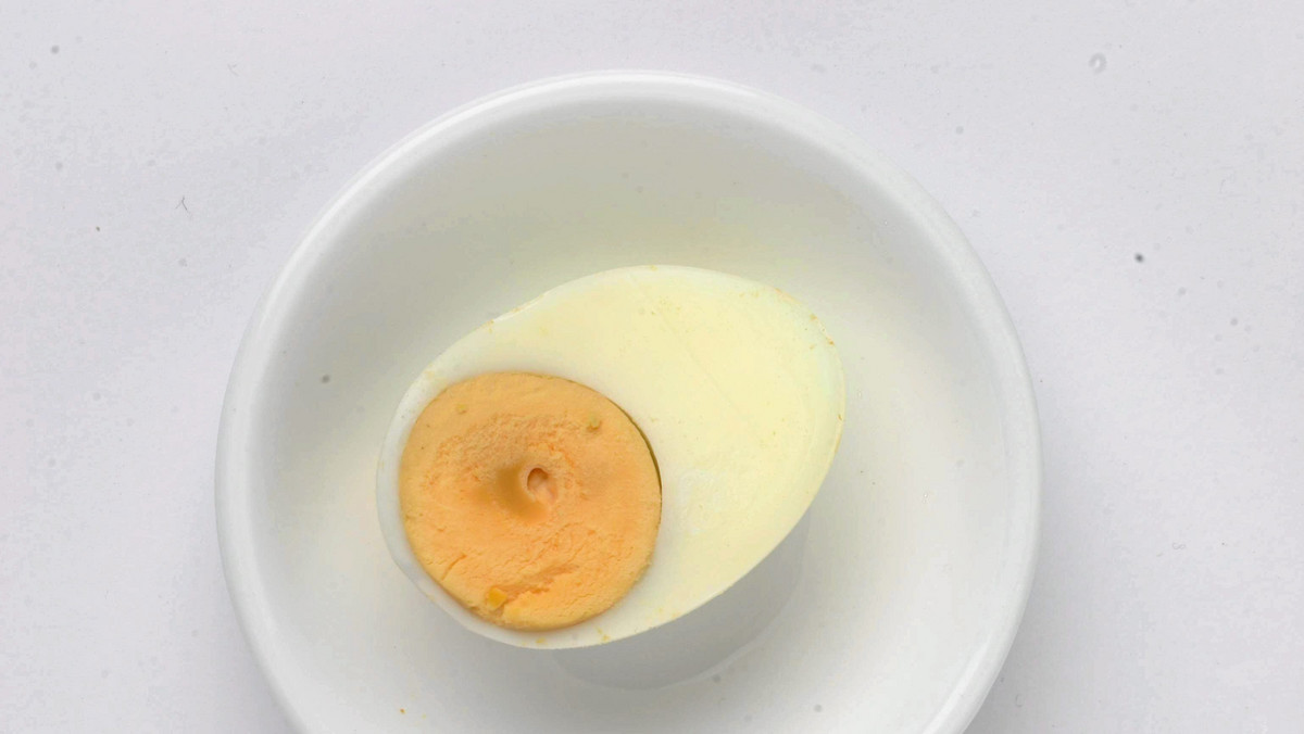 Nowej generacji jaja - wzbogacone o m.im. witaminy i kwasy tłuszczowe omega 3 - opracowują wrocławscy naukowcy. Z takich jaj doskonałych powstaną później - pierwsze na rynku - "jajeczne" suplementy diety, pomocne w zapobieganiu chorobom cywilizacyjnych.