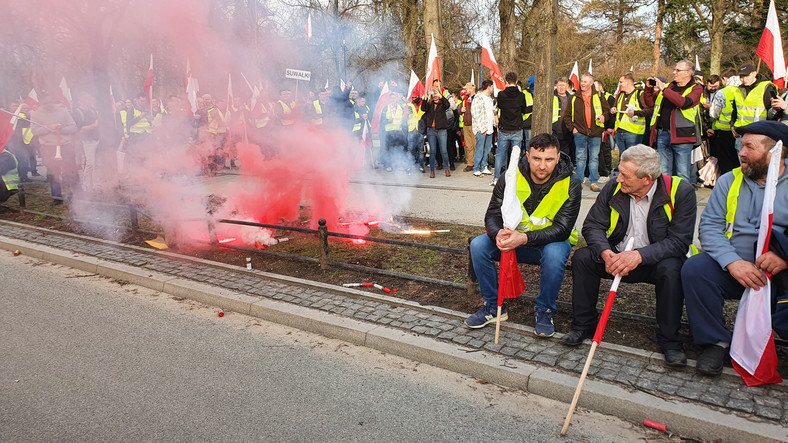 Protestujący rolnicy przed Kancelarią Premiera