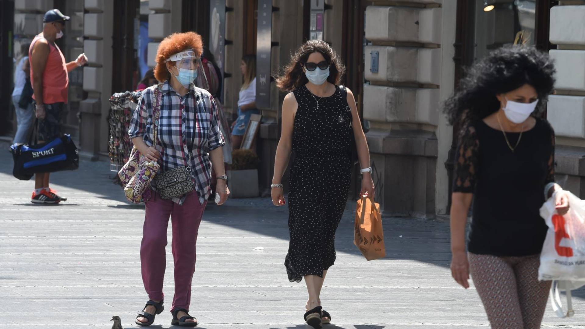 Prvi put nam je vanredno stanje uvedeno sa 48 obolelih, sada ih je 200, opet nam prete zatvaranjem ali i dalje ne znaju šta rade