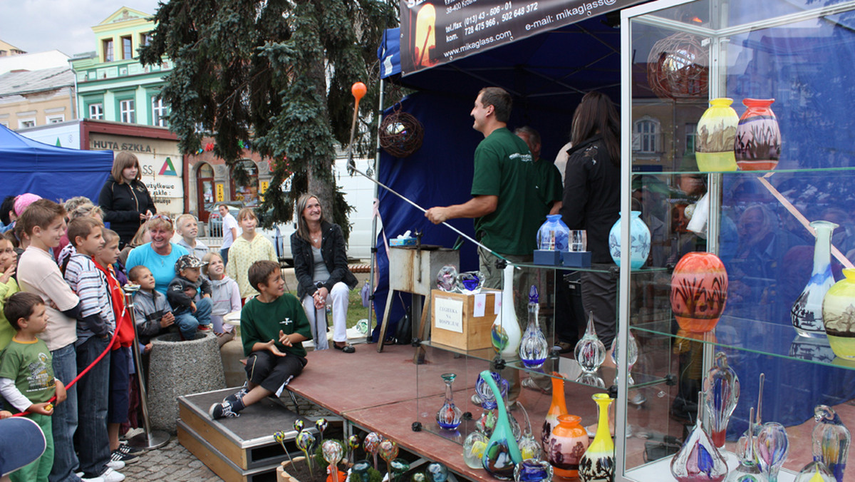 Na Karpackich Klimatach i Festiwalu Win Węgierskich w Krośnie nie może zabraknąć krośnieńskiego szkła. Organizatorzy świadomi tego, że jest ono "skarbem miasta" dają wszystkim chętnym możliwość zobaczenia, jak ono powstaje na pokazach wytopu szkła pod gołym niebem.