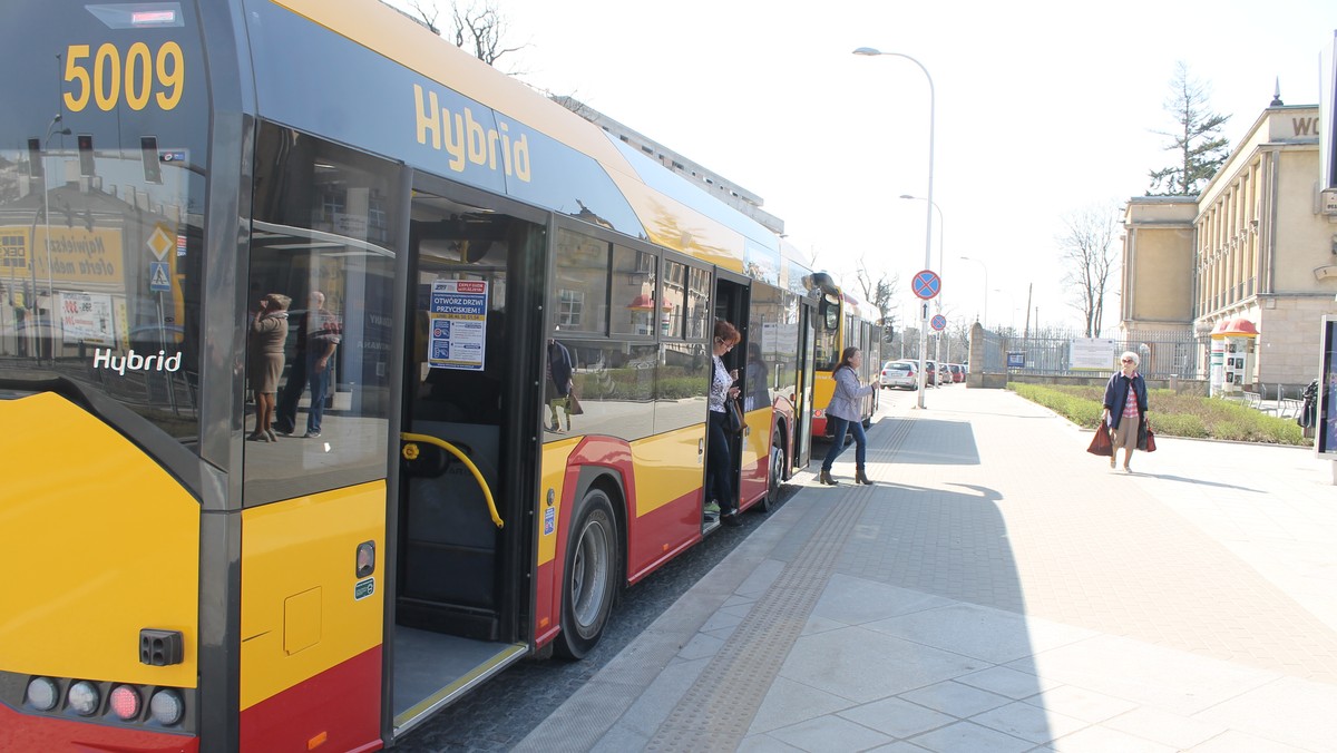 Nawet kilkadziesiąt minut opóźnienia mają niektóre autobusy komunikacji miejskiej w Kielcach. Chodzi o linie, które przejeżdżają przez ulicę Malików. Utrudnienia związane są z budową w tamtym rejonie hali wielkopowierzchniowej. 