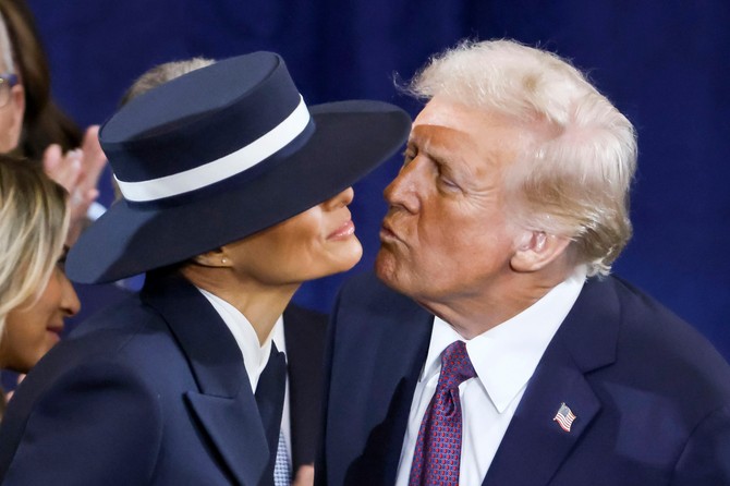 Donald pokušava da poljubi Melaniju na inauguraciji