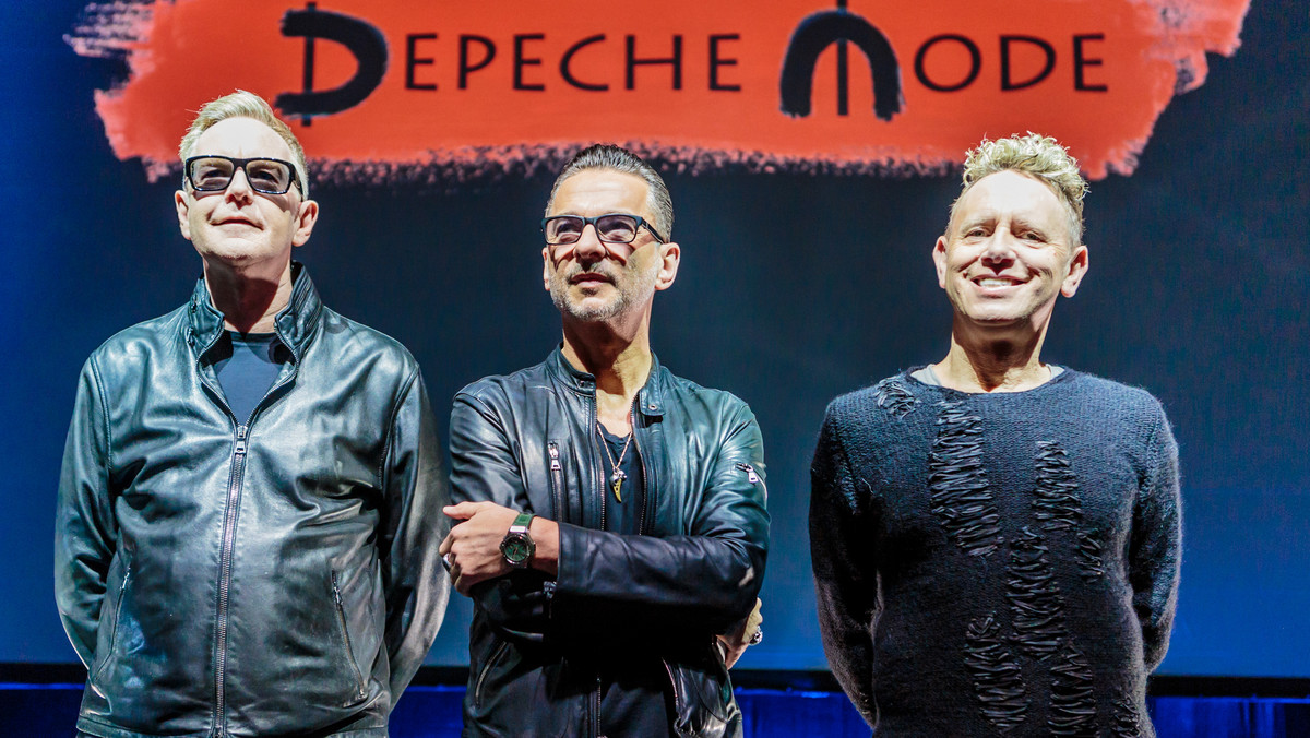 Z klawiszowcem jednego z najpopularniejszych zespołów świata rozmawiamy o nowej trasie, płycie i polskich fanach, o próbie przed koncertem na Torwarze w 1985 roku, której przysłuchiwało się dwa tysiące milicjantów i żołnierzy, o wyższości wódki nad złotówkami, największej bzdurze na temat Depeche Mode, zaklęciach, rytuałach i upływie czasu, a także o zabójczym gazie CS, który rozpylono na koncercie grupy w Niemczech.