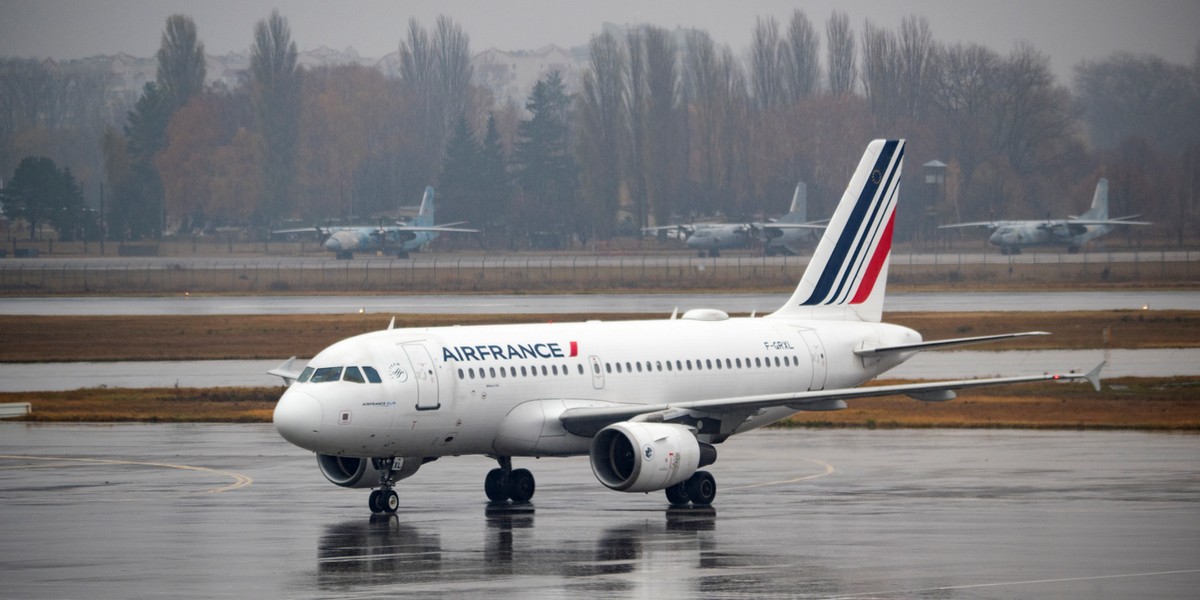 Francuski przewoźnik Air France odwołał wtorkowe loty między Paryżem a Kijowem.