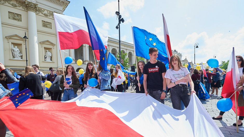 Młodzi na paradzie pod hasłem "Wybieramy Europę". Warszawa, 2019 r.