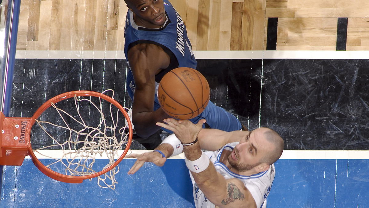 Orlando Magic nie dali szans Minnesocie Timberwolves. Wygrali 128:86, a ich lider Dwight Howard bliski był niecodziennego triple-double. Zdobył 18 punktów, miał 16 zbiórek i aż osiem bloków. Marcin Gortat spędził na parkiecie 24 minuty i rzucił 12 punktów. W trzecim meczu z rzędu Polak zebrał siedem piłek na tablicach.