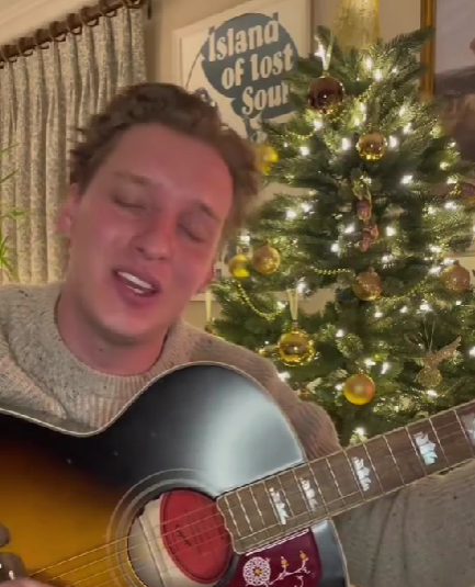 Spevák George Ezra.