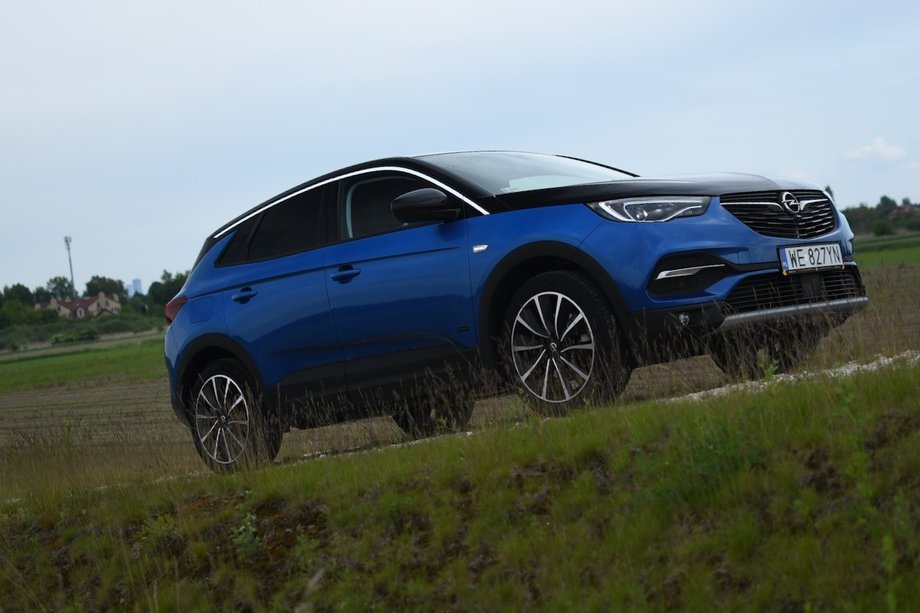 Opel Grandland X cechuje się zrównoważonym zachowaniem podczas jazdy na drodze. Pewnie trzyma się jezdni, także w zakrętach, a równocześnie - kiedy trzeba - żwawo przyspiesza. 