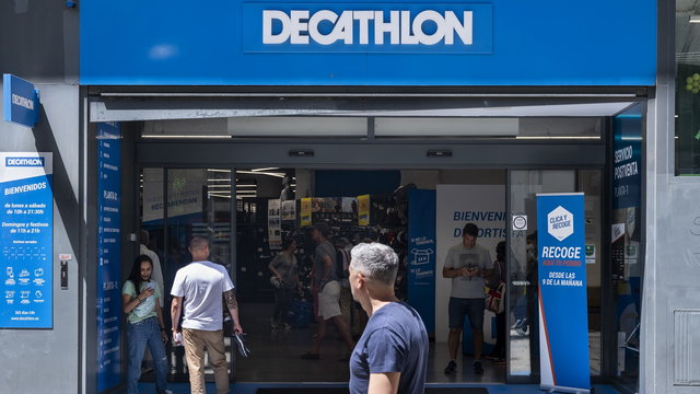 A Decathlon teljesen kitiltja áruházaiból a PET palackos termékek árusítását