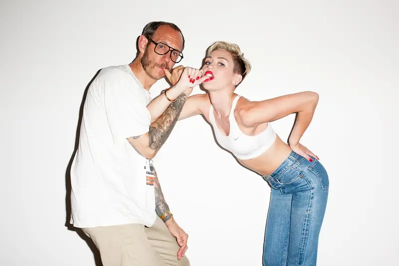 Terry Richardson podczas sesji z Miley Cyrus