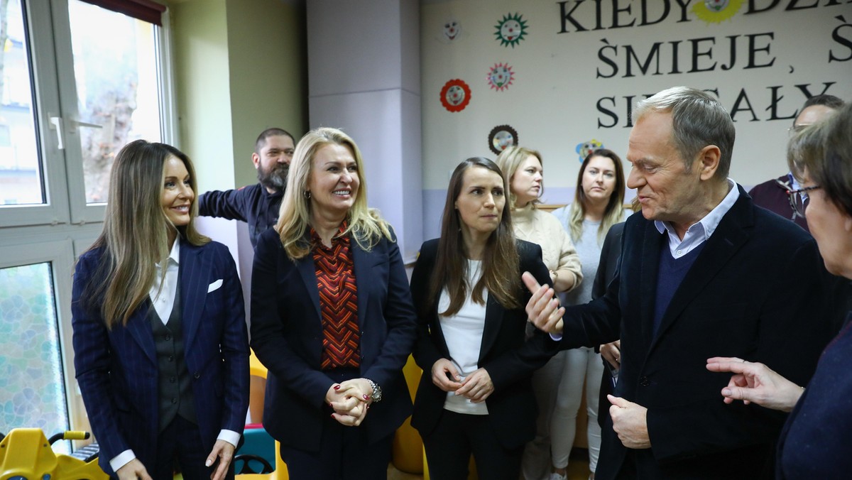 Przewodniczący Platformy Obywatelskiej Donald Tusk, prezes Fundacji MRM Małgorzata Rozenek-Majdan, wiceprzewodnicząca Parlamentu Europejskiego Ewa Kopacz oraz posłanka KO Agnieszka Pomaska podczas konferencji prasowej dot. obywatelskiego projektu o in vitro