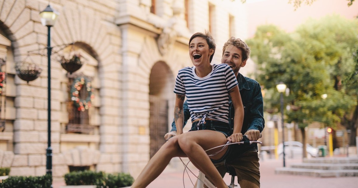 Mówią do siebie „tylko się we mnie nie zakochaj”. Dlaczego przyjaciele lądują ze sobą w łóżku?