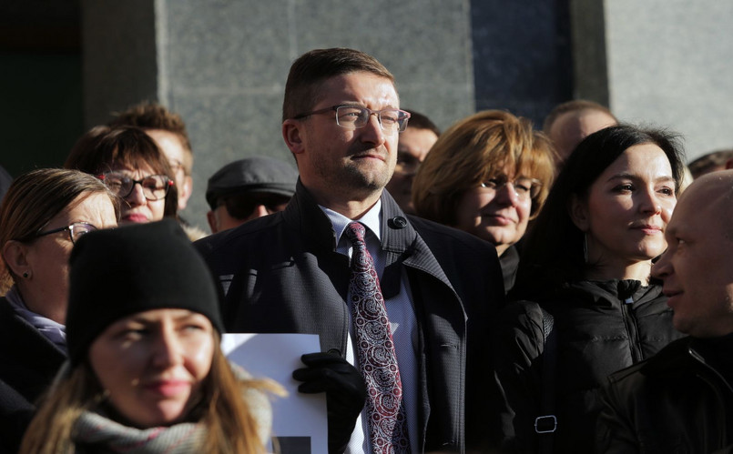 Kolegium olsztyńskiego sądu okręgowego zwolniło sędziego Pawła Juszczyszyna z obowiązku rozpoznawania spraw w tym sądzie - poinformował w poniedziałek rzecznik prasowy SO sędzia Olgierd Dąbrowski-Żegalski. Dodał, że chodzi o bezpieczeństwo obrotu prawnego.