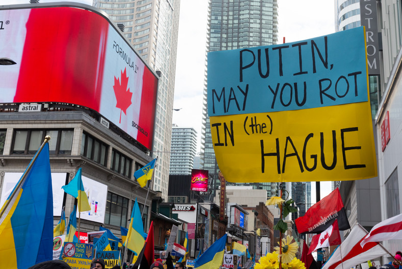 Demonstracja przeciwko rosyjskiej inwazji na Ukrainę. Toronto, Kanada, 27 lutego 2022 r. Napis na transparencie: "Putin, żebyś zgnił w Hadze [gdzie mieści się trybunał ds. zbrodni wojennych]"