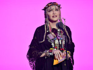 Őrjöngenek Madonna rajongói: minden idők legbotrányosabb képét osztotta meg az énekesnő, és nem találod ki, kivel szerepel rajta