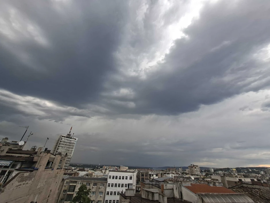 nebo oblaci nevreme oluja