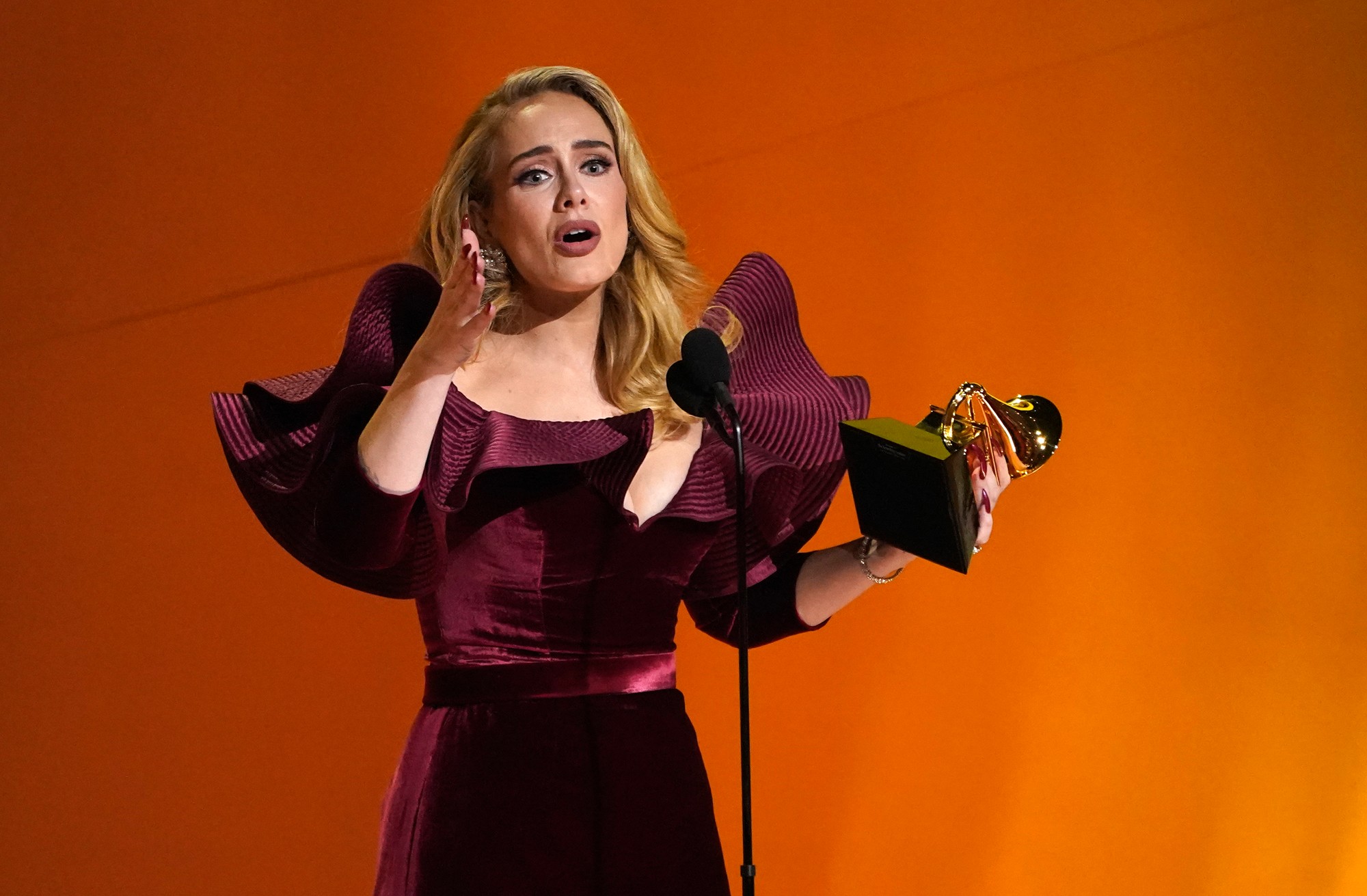 Speváčka Adele na odovzdávaní cien Grammy.
