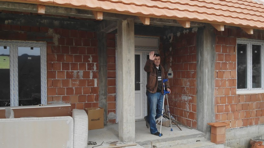 MIlan Tomić ispred nove kuće