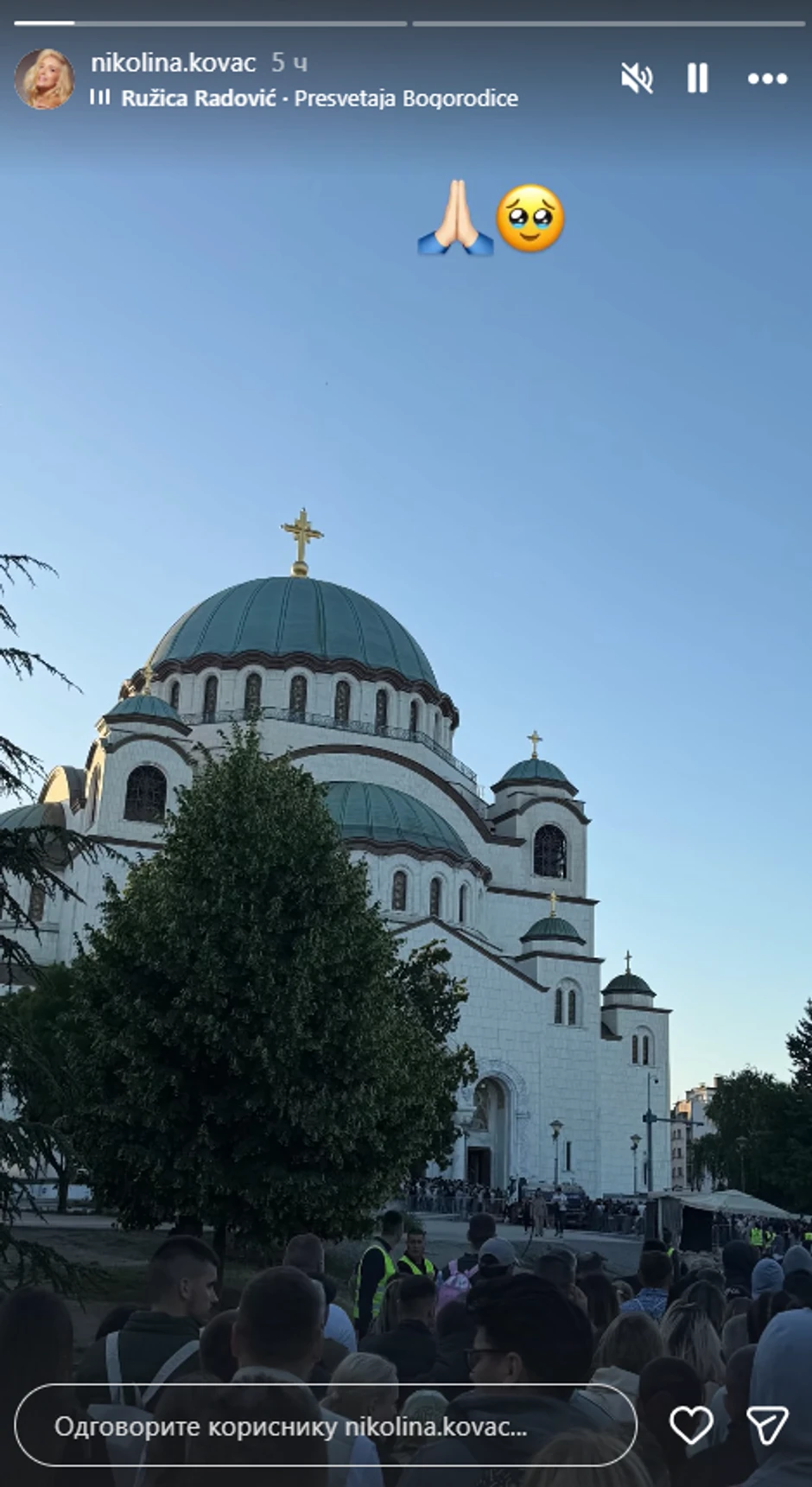 Nikolina Kovač ispred Hrama Svetog Save