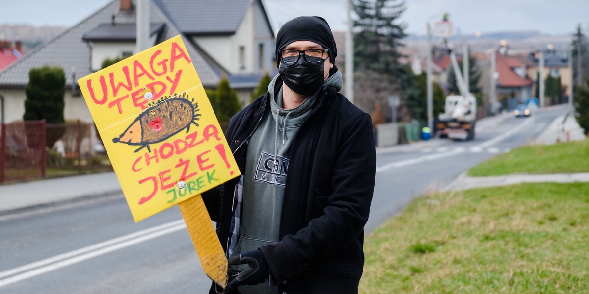 Sebastian Pisiul z Mysłowic stawia tablice dla kierowców. Tablice mają uratować jeże, które masowo giną na drogach 