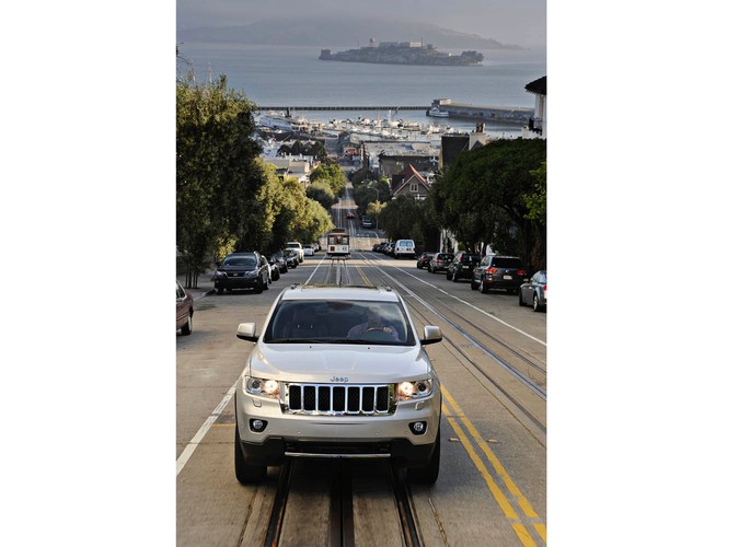 Jeep to ikona samochodów 4x4. Teraz słynna marka nabiera sił pod skrzydłami Fiata. W Polsce pojawiły się właśnie nowości amerykańskiej legendy bezdroży - oto Jeep Wrangler Unlimited i Jeep Grand Cherokee...
