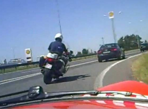 Policjant gnał 200 km/h! Wpadł przez kolegę