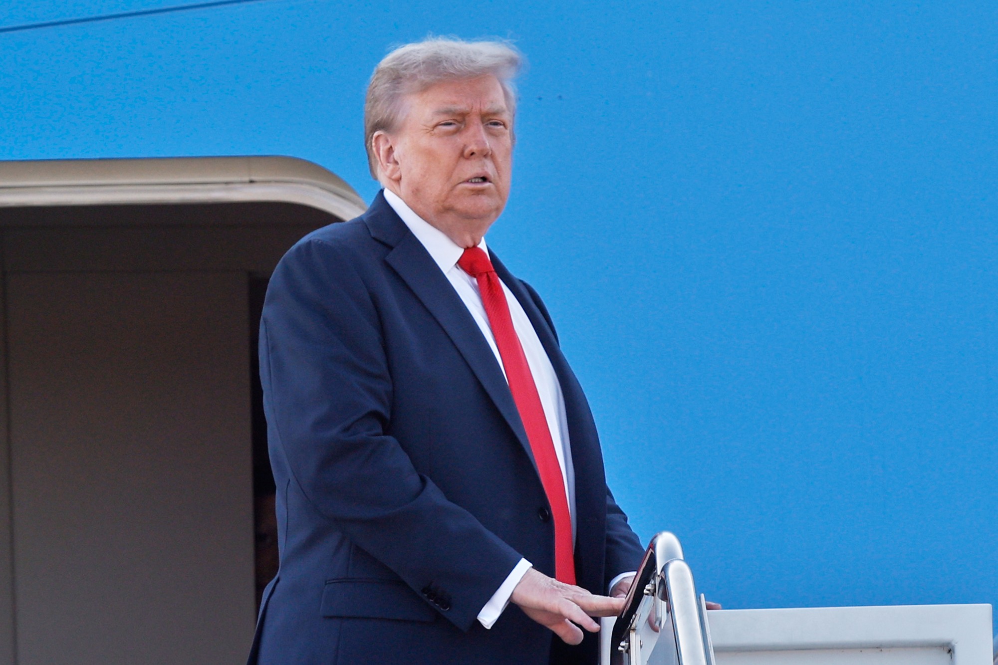 Americký prezident Donald Trump nastupuje do lietadla Air Force One na Andrewsovej vojenskej základni v piatok 15. augusta 2025.