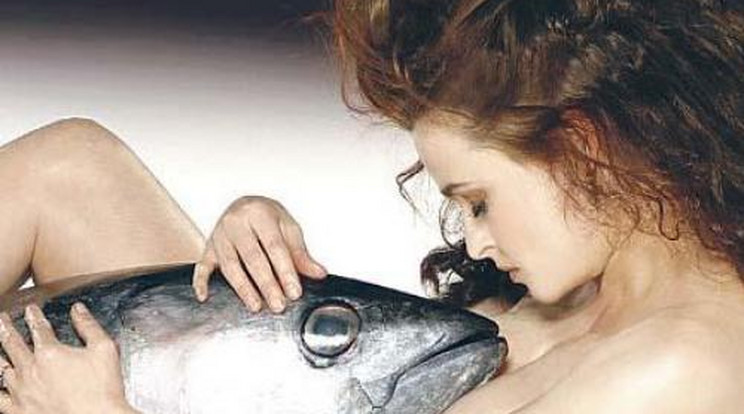 Gigászi tonhallal ölelkezett pucéran Helena Bonham-Carter