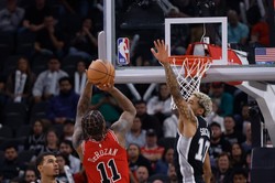 To już niemal tradycja. 16. z rzędu porażka Spurs. Sochan aż pięć razy stracił piłkę [WIDEO]