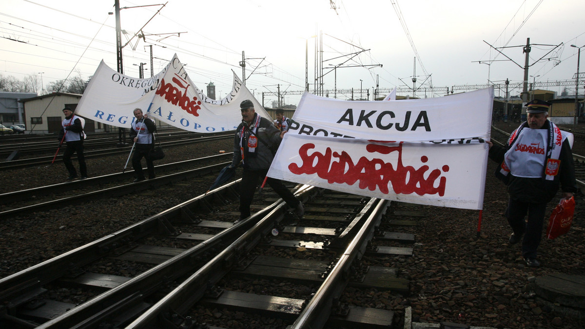 - Naszym celem jest zatrzymanie pociągów, nie jest to akcja przeciw pasażerom - tak wytłumaczył jutrzejszą akcję protestacyjną kolejarzy Henryk Grymel, przewodniczący Rady Sekcji Krajowej Kolejarzy NSZZ "Solidarność".