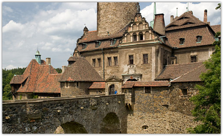 <strong>Zamek Czocha</strong>
<br></br>
Zamek jako warownia graniczna na pograniczu śląsko-łużyckim w latach 1241–1247 powstał z rozkazu króla czeskiego Wacława I Przemyślidy. W ciągu wieków zmieniał właścicieli.
<br></br>
Kompleks został zakupiony w 1909 roku przez drezdeńskiego producenta wyrobów tytoniowych (cygar) Ernsta Gütschowa za 1,5 mln marek. Baron Gütschow sfinansował rozległy remont obiektu i do 1912 roku zamek został przebudowany przez znanego architekta berlińskiego Bodo Ebhardta zgodnie z wyglądem zachowanym na rycinie z 1703 roku. 
<br></br>
Od 1952 roku mieścił się tam Wojskowy Dom Wczasowy i z tego powodu obiekt był utajniony, tj. nie występował na mapach. Od września 1996 roku jest publicznie dostępny jako ośrodek hotelowo-konferencyjny.
<br></br>
Fot. Rafał Konieczny / Wikimedia Commons, lic. cc-by-sa