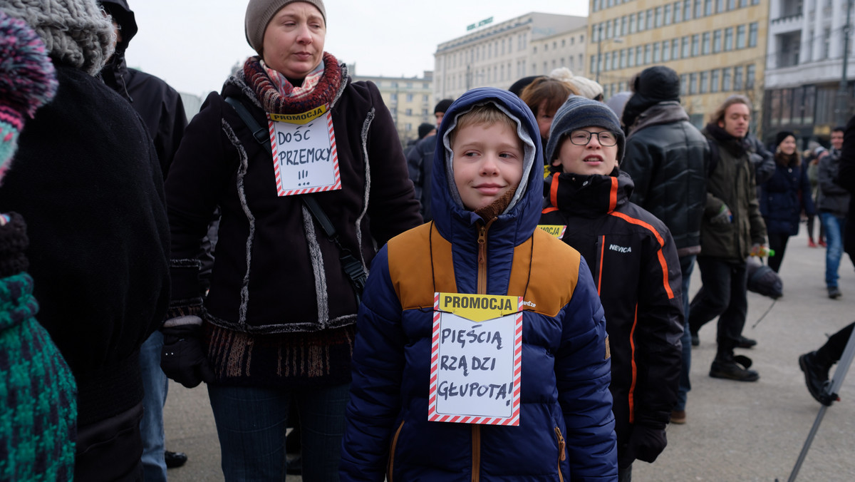 POZNAŃ MANIFESTACJA STOP PRZEMOCY NA TLE RASOWYM (uczestnicy manifestacji)